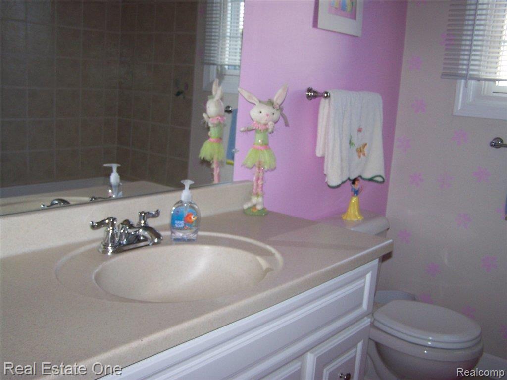 10 Foxboro Drive Rochester, MI 48309 - Photo 6 of 12 Full Bath