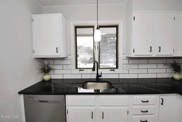 $344,900 | 38 Commonwealth Drive, Bethlehem, NY 12077