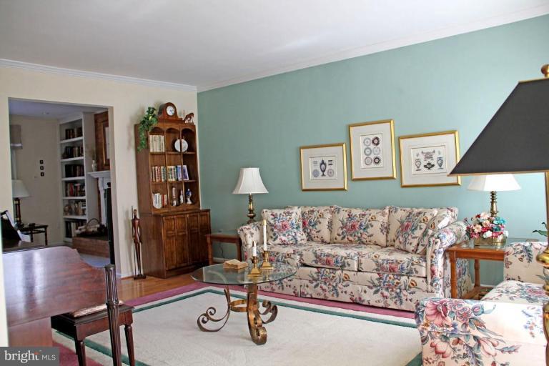 9911 Natick Road Burke, VA 22015 - Photo 2 of 26 Living Room