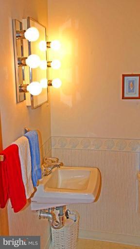 9911 Natick Road Burke, VA 22015 - Photo 25 of 26 Bath #2