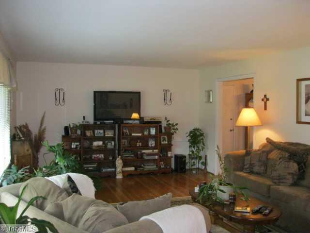 1101 Huntingdon Road Winston-Salem, NC 27104 - Photo 6 of 15 Living Room.