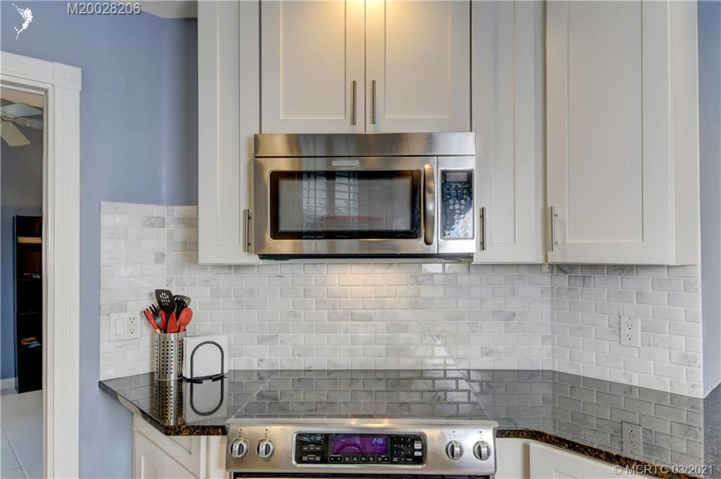 1530 Southwest Balmoral Trace Stuart, FL 34997 - Photo 17 of 48 Kitchen backsplash