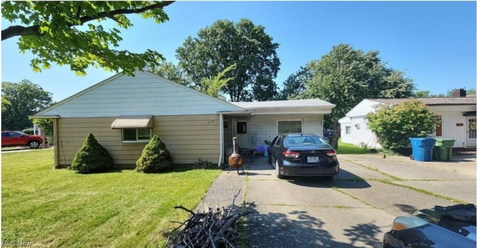 View of front of house featuring a front yard