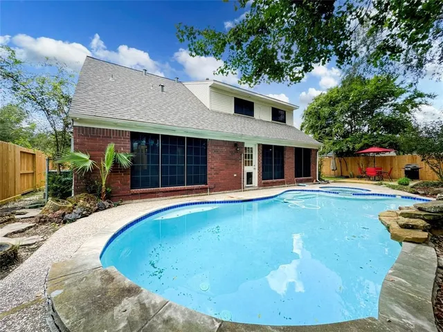 $2,400 | 5202 Spring Cir Drive, Pearland, TX 77584
