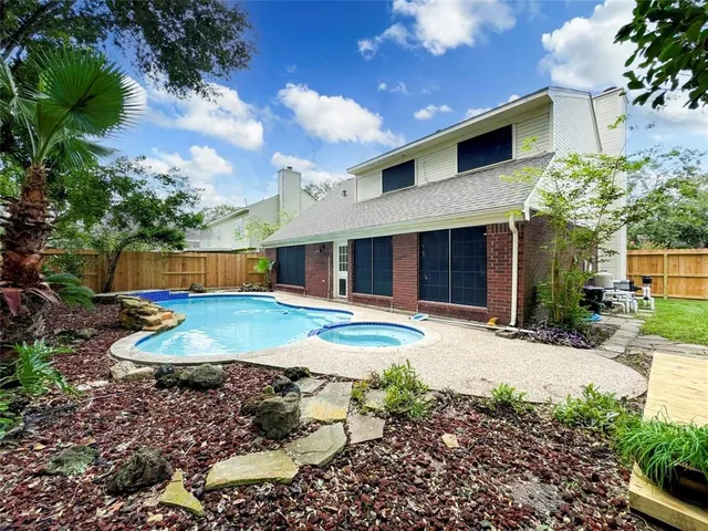 $2,400 | 5202 Spring Cir Drive, Pearland, TX 77584