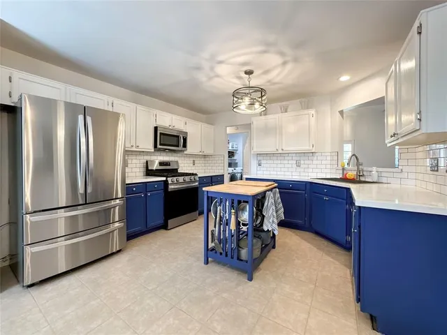 $2,400 | 5202 Spring Cir Drive, Pearland, TX 77584