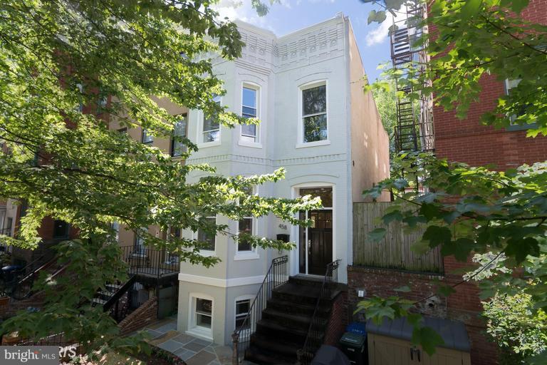 458 M Street Northwest, Unit BLOWER Washington, DC 20001 - Photo 2 of 11 a view of a patio with table and chairs and potted plants