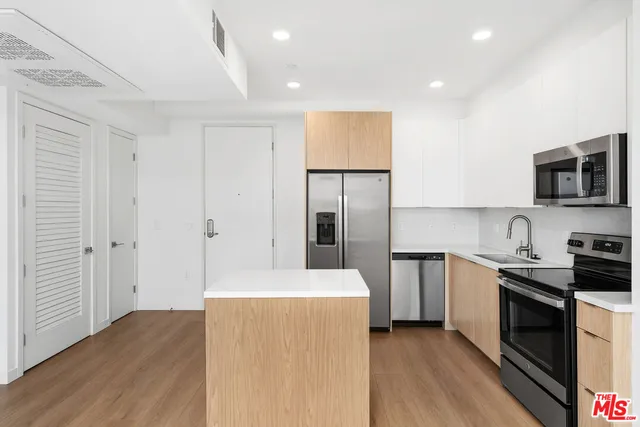 $2,850 | 4406 Fulton Avenue, Unit 404, Sherman Oaks, CA 91423