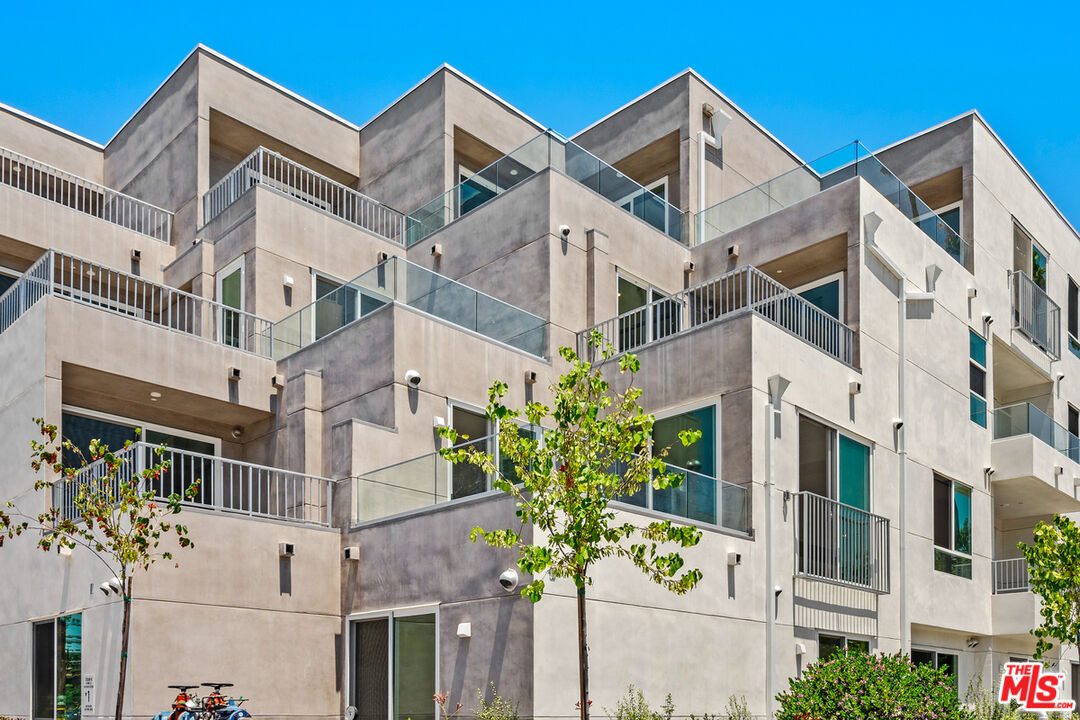 4406 Fulton Avenue, Unit 404 Sherman Oaks, CA 91423 - Photo 28 of 30 a view of a white building among the front of a building