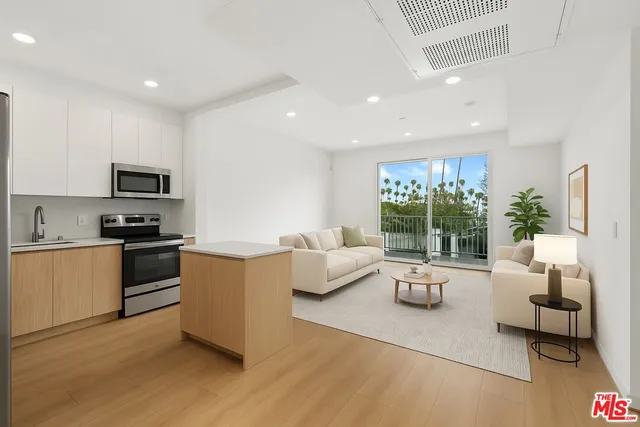 $2,850 | 4406 Fulton Avenue, Unit 404, Sherman Oaks, CA 91423