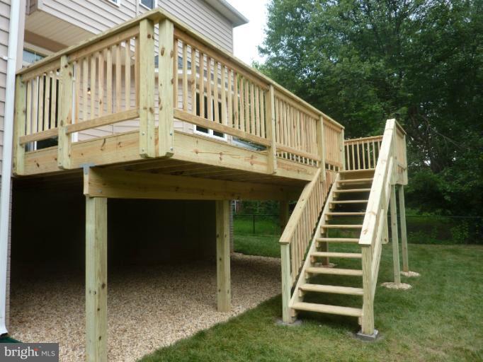 6804 Dean Drive McLean, VA 22101 - Photo 26 of 27 Deck and grounds