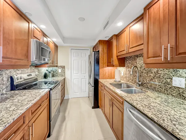 $3,600 | 3000 North Ocean Drive, Unit 36G, Singer Island, FL 33404