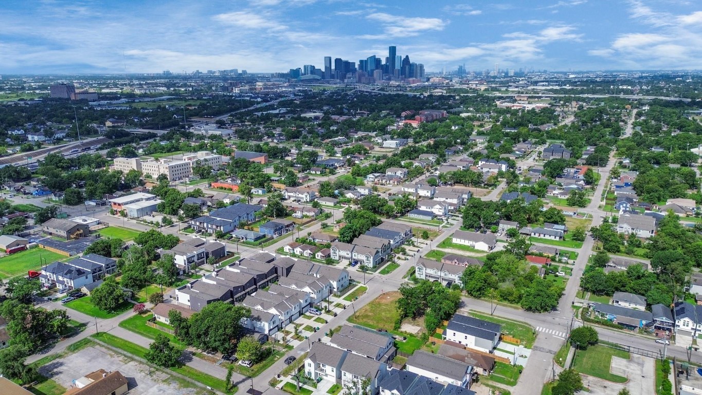 4709 Oats Street Houston, TX 77020 - Photo 32 of 34 an aerial view of multiple house