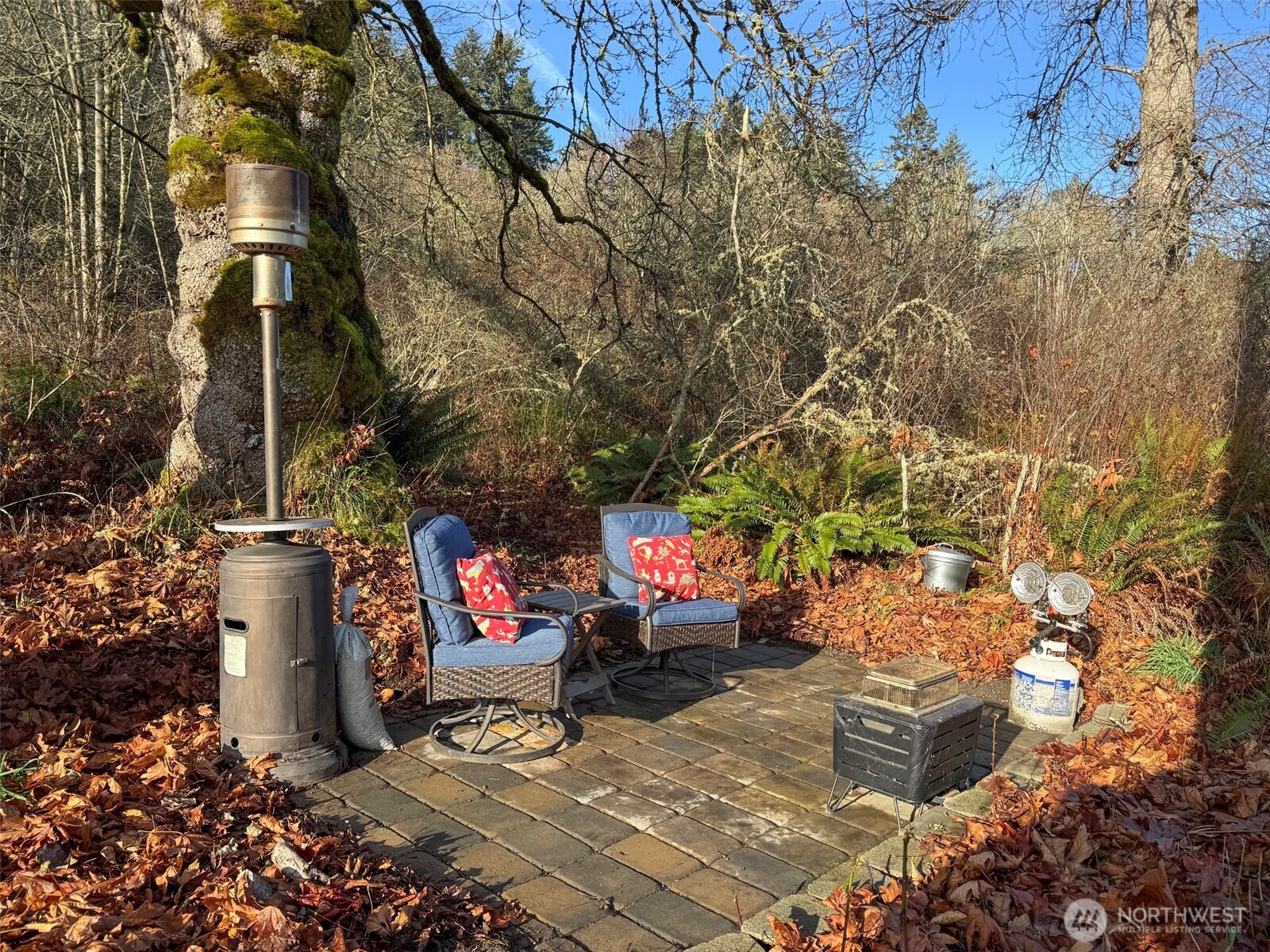714 Hunt Road Port Angeles, WA 98363 - Photo 24 of 40 a outdoor space with lots of white furniture