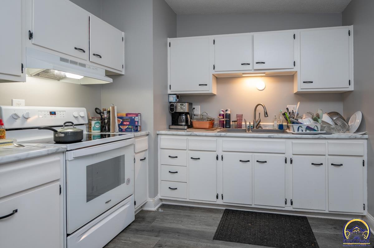 2920 Southwest Twilight Drive Topeka, KS 66614 - Photo 3 of 7