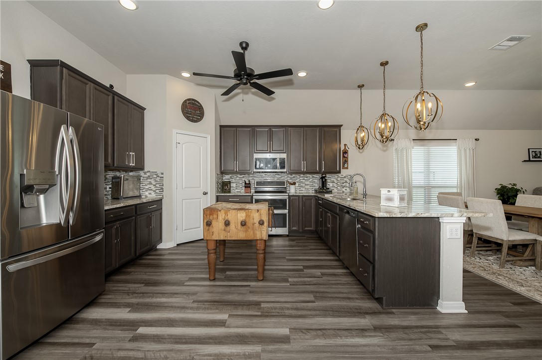 2078 Viva Road Bryan, TX 77807 - Photo 10 of 32
