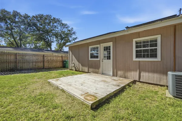 a view of a backyard