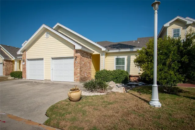 a view of a house with backyard and garden