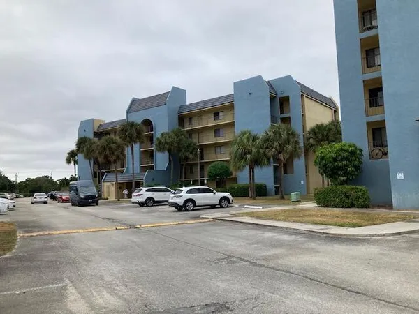 $2,000 | 2820 Tennis Club Drive, Unit 401, West Palm Beach, FL 33417