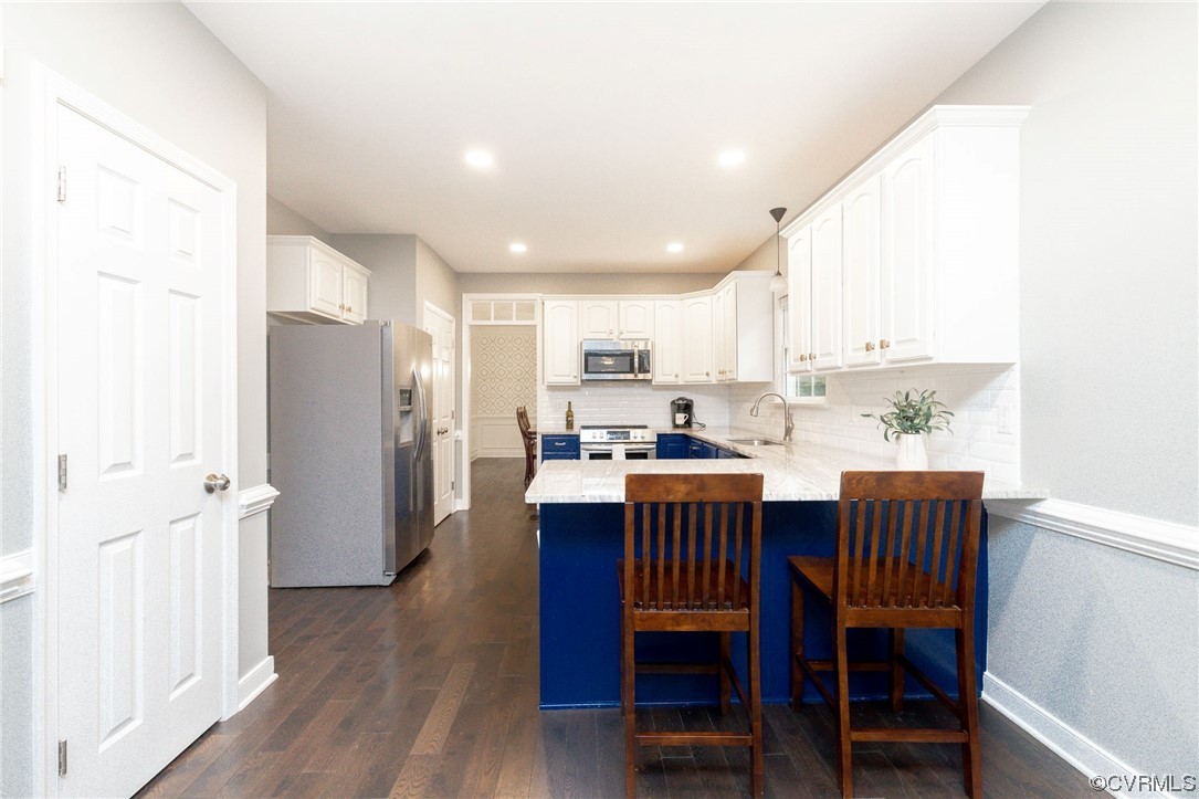 15725 Fox Marsh Drive Moseley, VA 23120 - Photo 13 of 50 a view of kitchen with dining table and chairs