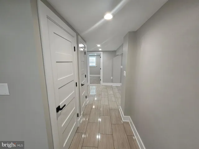 en empty room with wooden floor