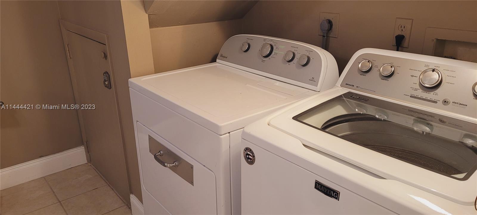 825 Center Street, Unit 28C Jupiter, FL 33458 - Photo 9 of 29 a utility room with dryer and washer