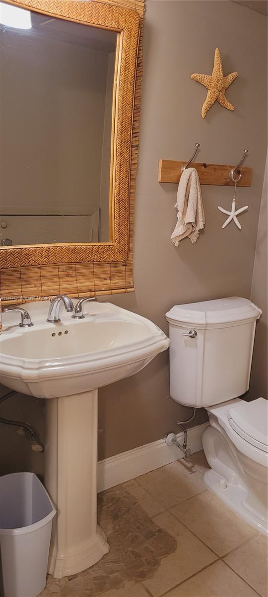 825 Center Street, Unit 28C Jupiter, FL 33458 - Photo 10 of 29 a bathroom with a sink and a toilet