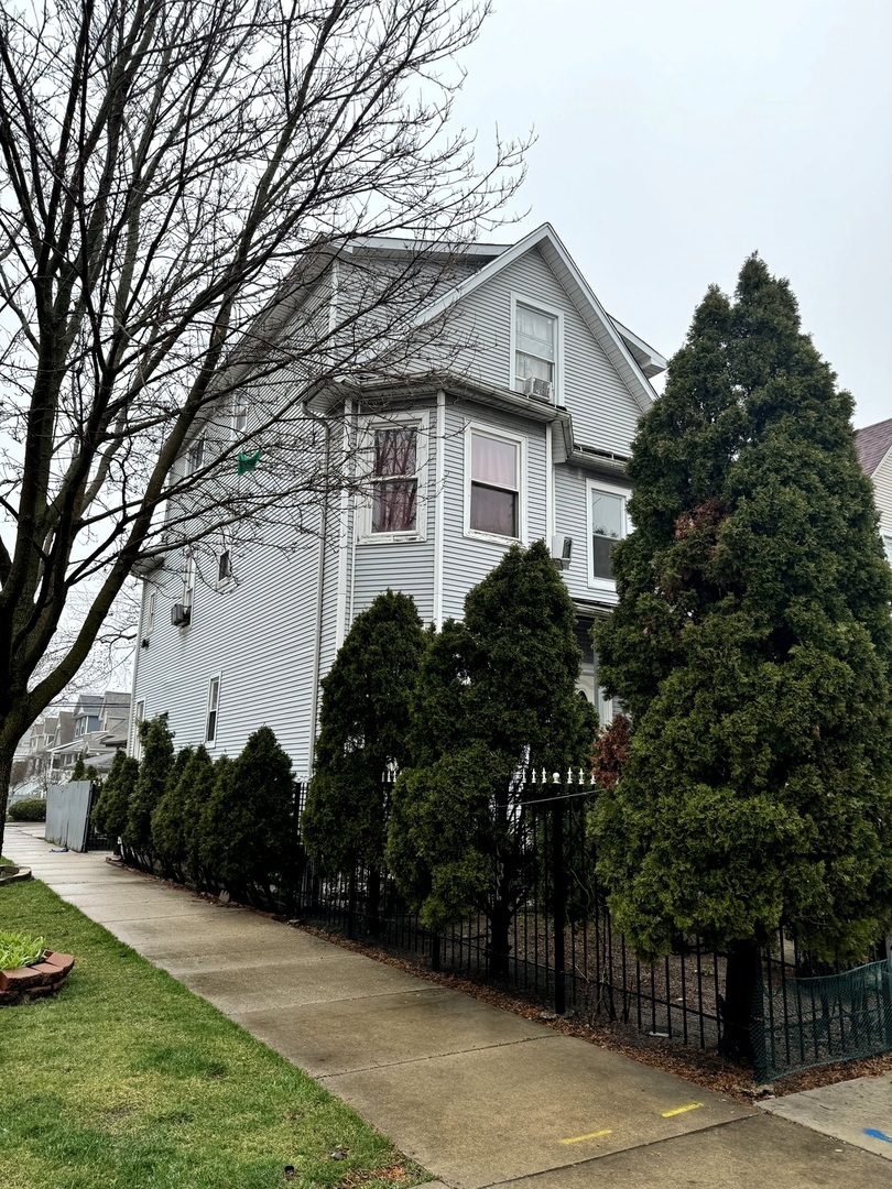 3735 West Montrose Ave  