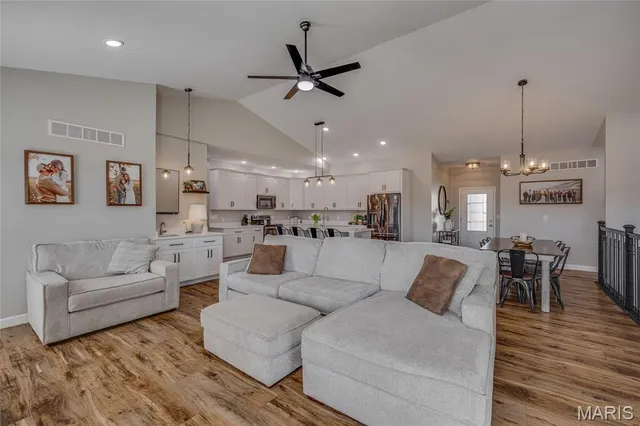 $390,000 | 718 Deerfield Lane, Farmington, MO 63640