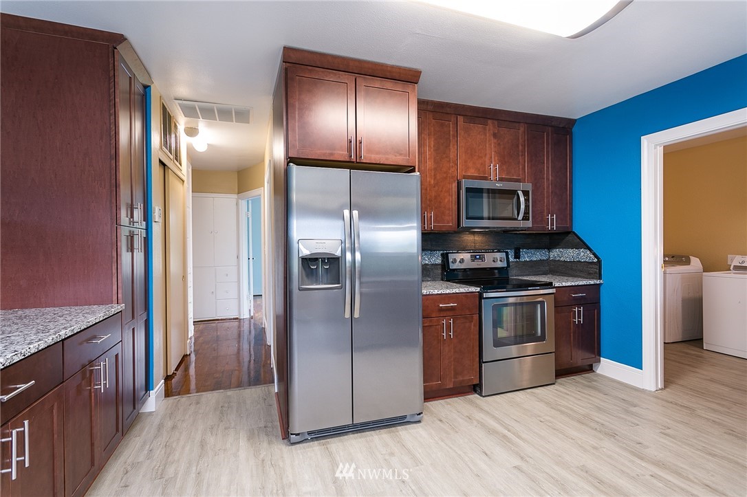 2419 East Badger Road Everson, WA 98247 - Photo 6 of 34 a kitchen with stainless steel appliances granite countertop a refrigerator stove and oven