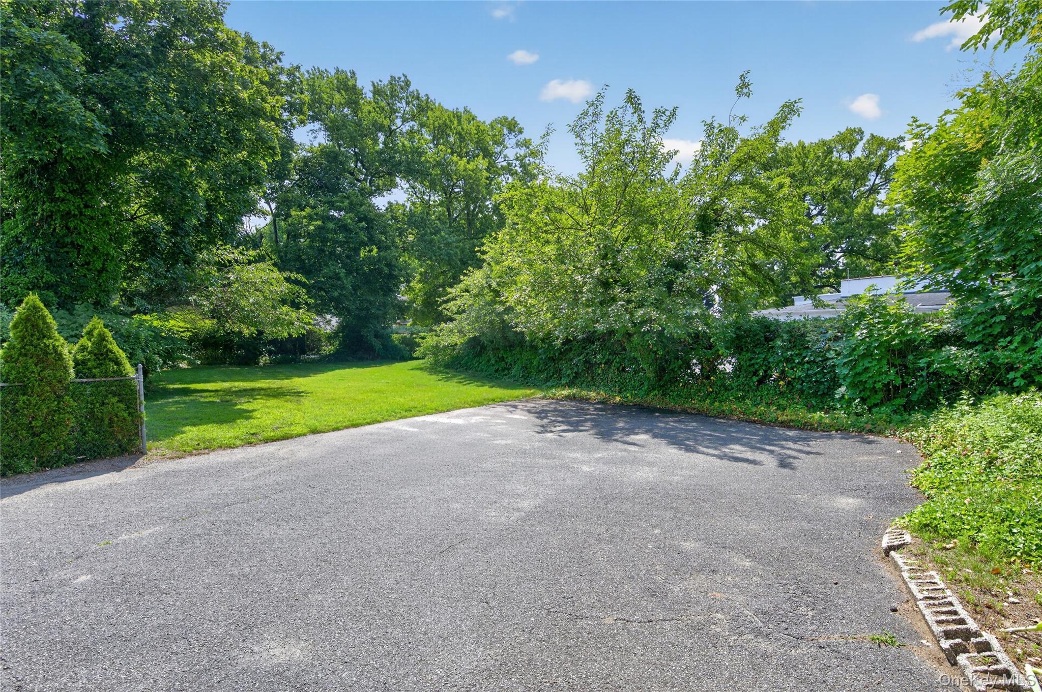 143 Searingtown Road Albertson, NY 11507 - Photo 4 of 26 Gallery Image 4