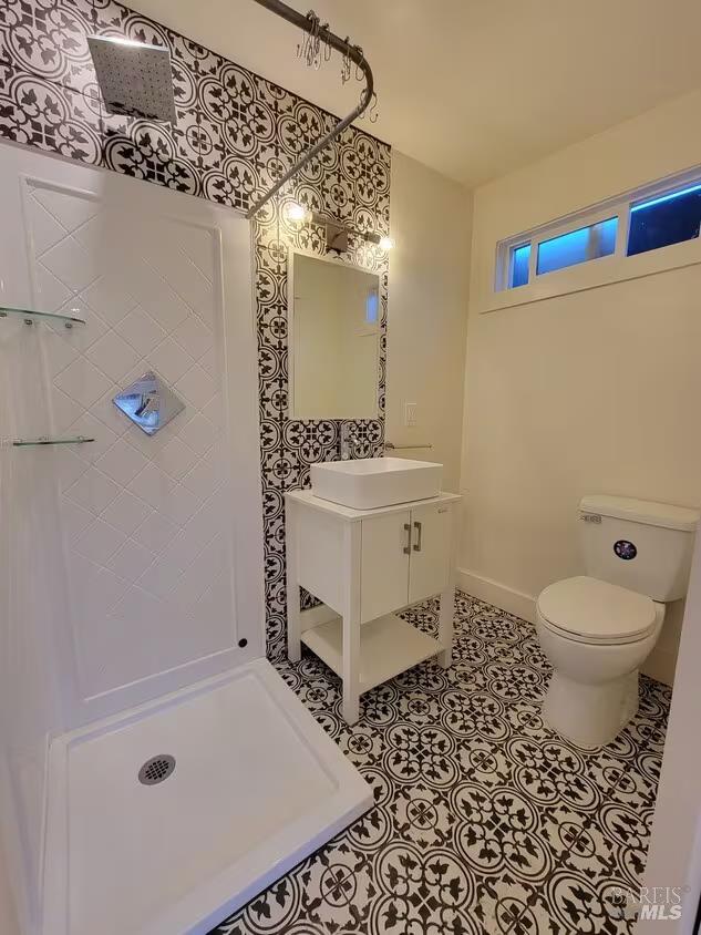 985 Gumview Road Windsor, CA 95492 - Photo 24 of 48 a bathroom with a sink toilet a mirror and shower