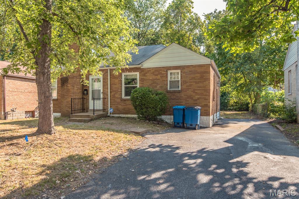 320 Henquin Drive Ferguson, MO 63135 - Photo 3 of 44