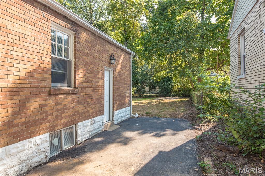 320 Henquin Drive Ferguson, MO 63135 - Photo 4 of 44