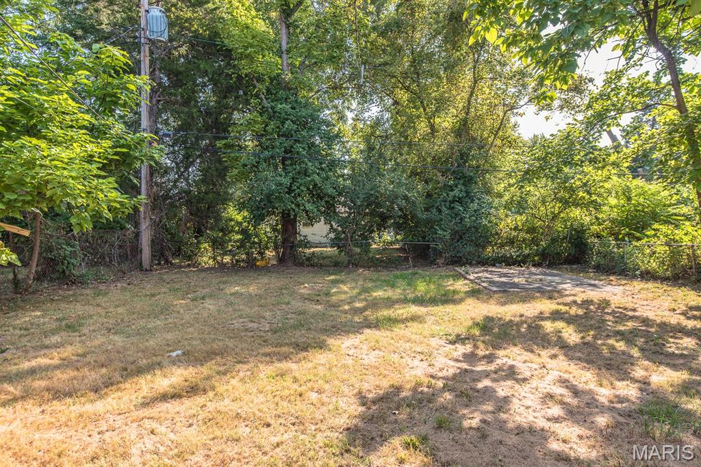 320 Henquin Drive Ferguson, MO 63135 - Photo 5 of 44