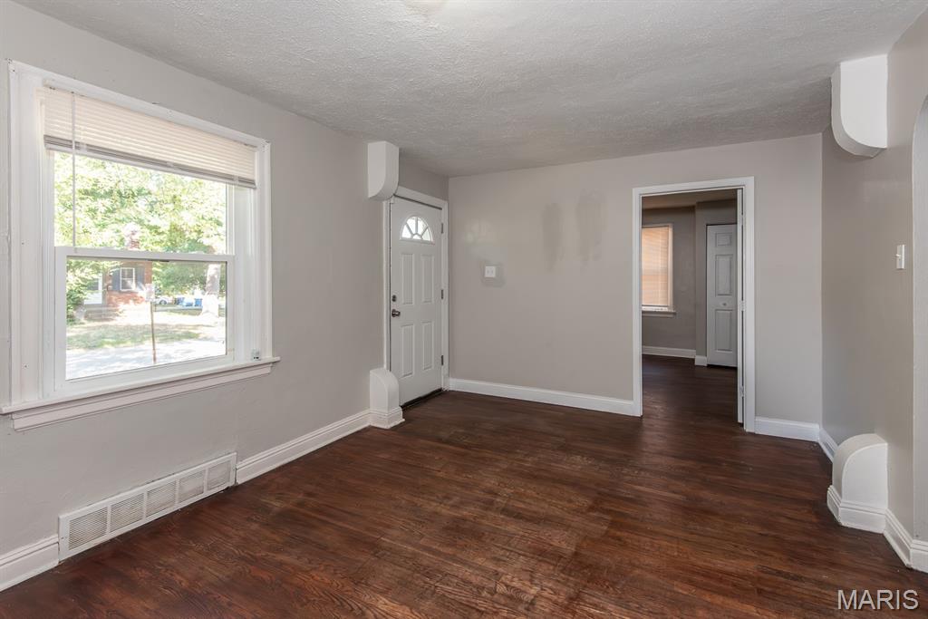 320 Henquin Drive Ferguson, MO 63135 - Photo 7 of 44