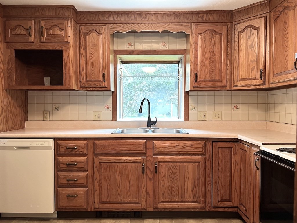 21 Stone Path Lane West Springfield, MA 01089 - Photo 6 of 36 Gallery Image 6