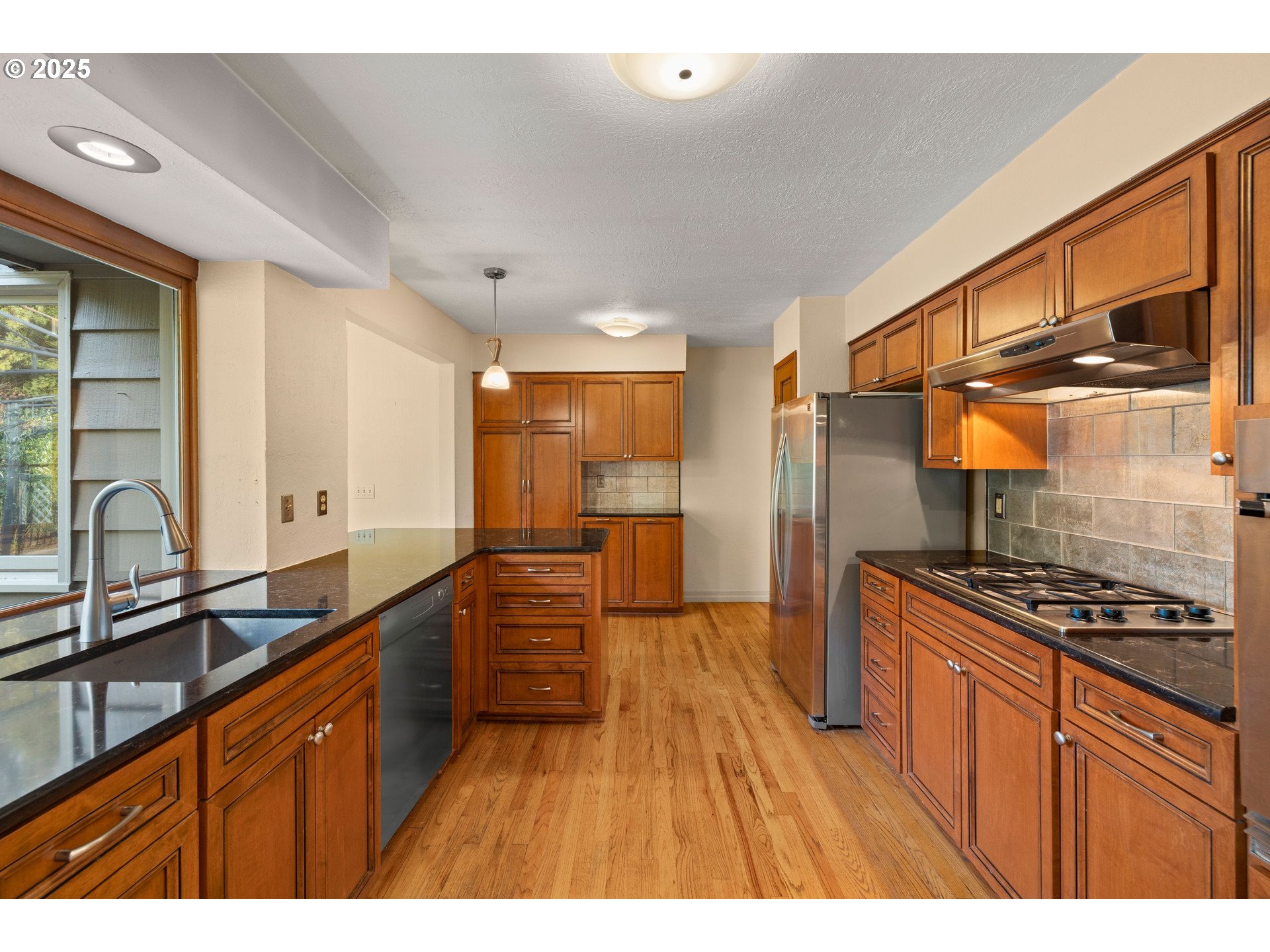 5418 Southwest 34th Place Portland, OR 97239 - Photo 11 of 48