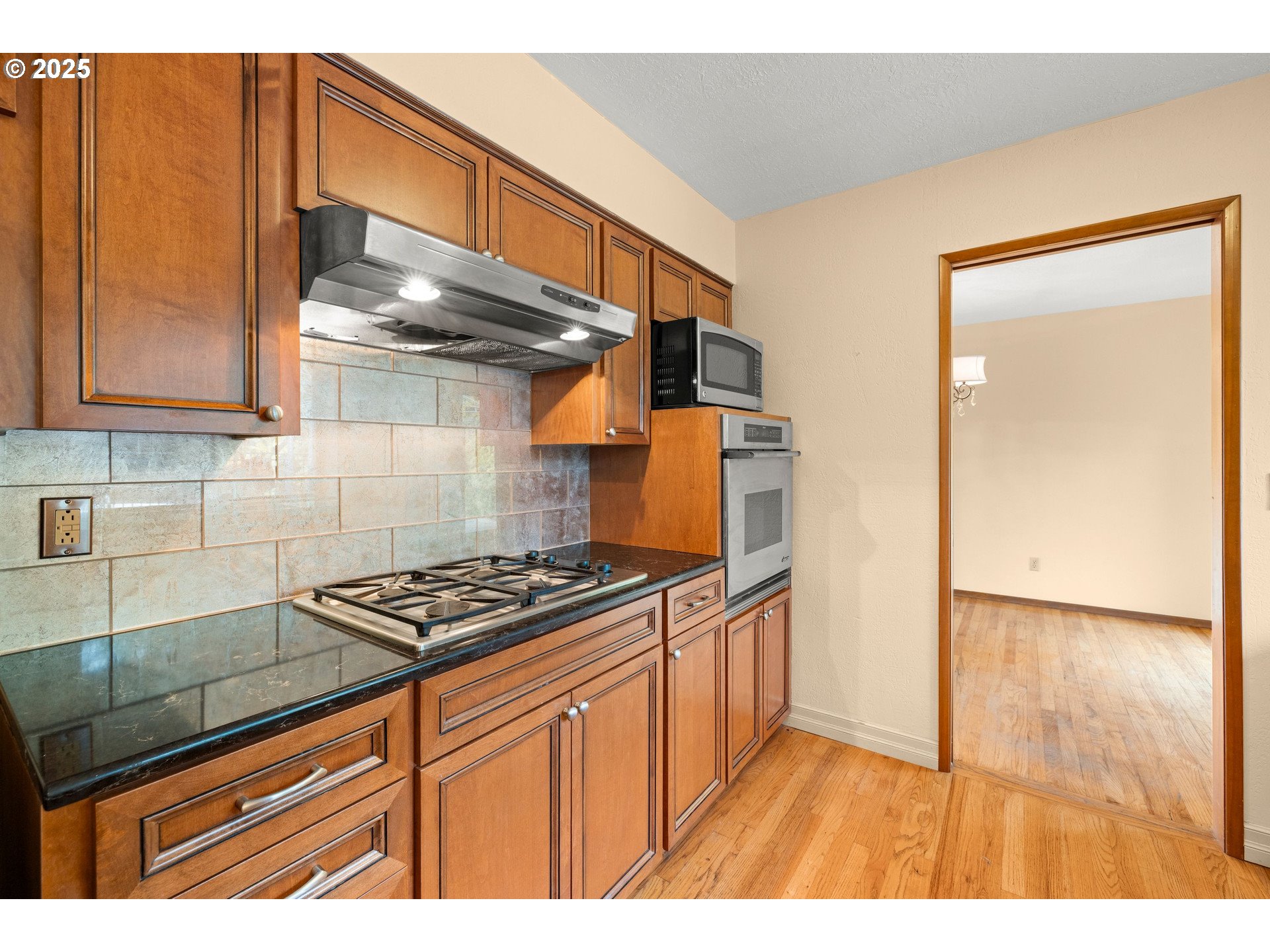 5418 Southwest 34th Place Portland, OR 97239 - Photo 12 of 48