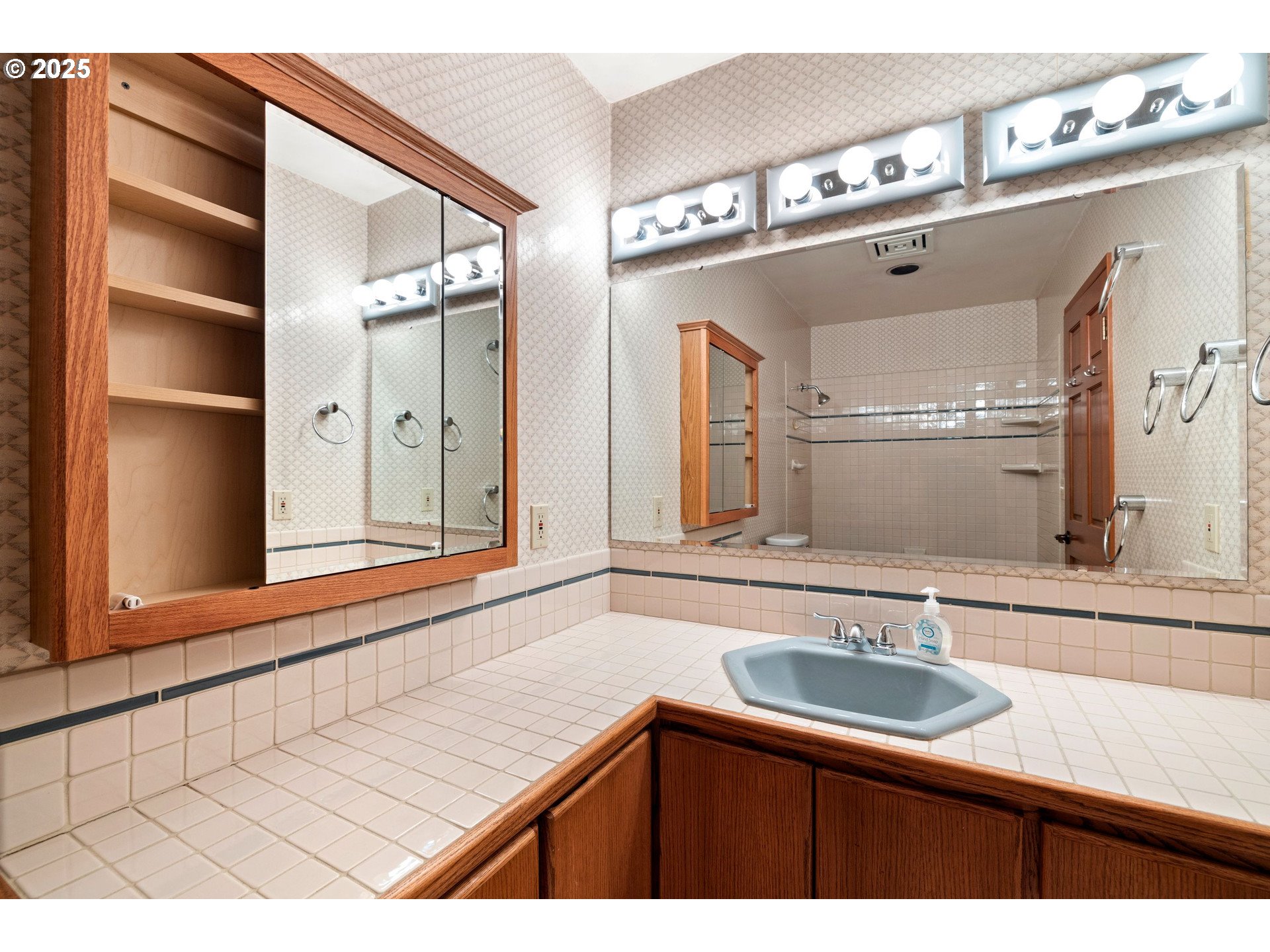 5418 Southwest 34th Place Portland, OR 97239 - Photo 13 of 48