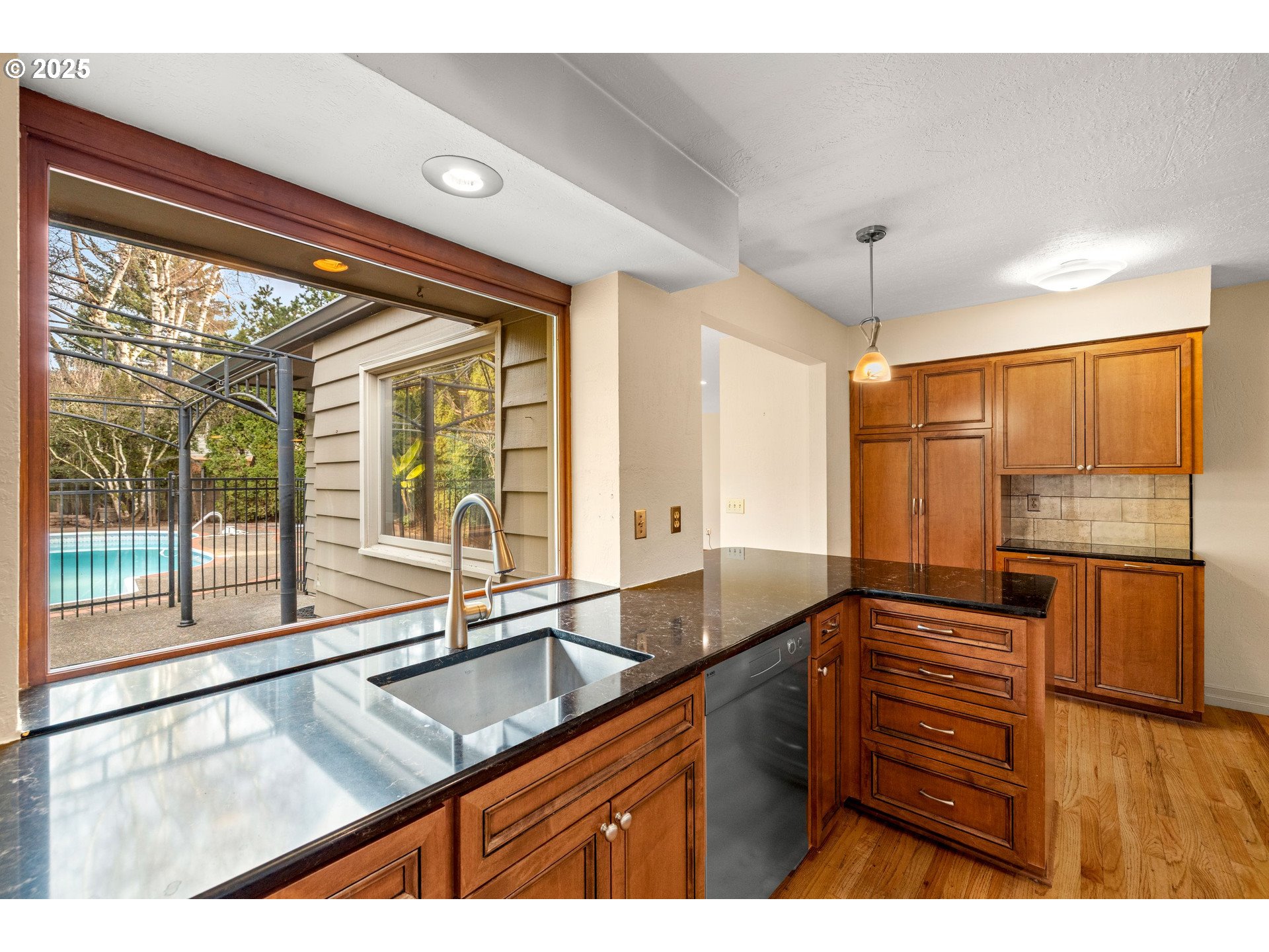 5418 Southwest 34th Place Portland, OR 97239 - Photo 10 of 48