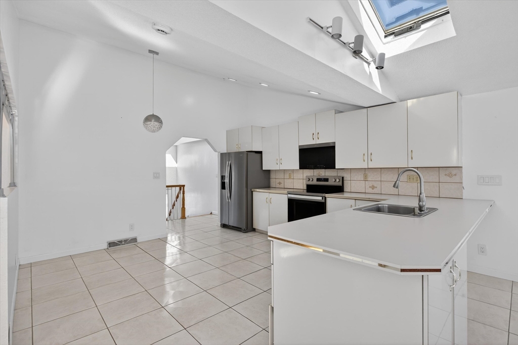 25 Gloversbrook Road Randolph, MA 02368 - Photo 7 of 40