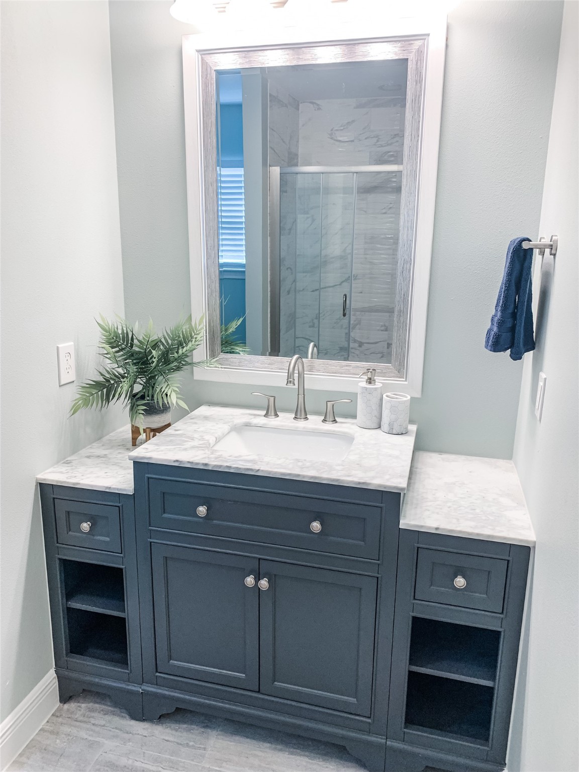 246 Seagull Road Sargent, TX 77414 - Photo 18 of 25 a bathroom with a sink and a mirror