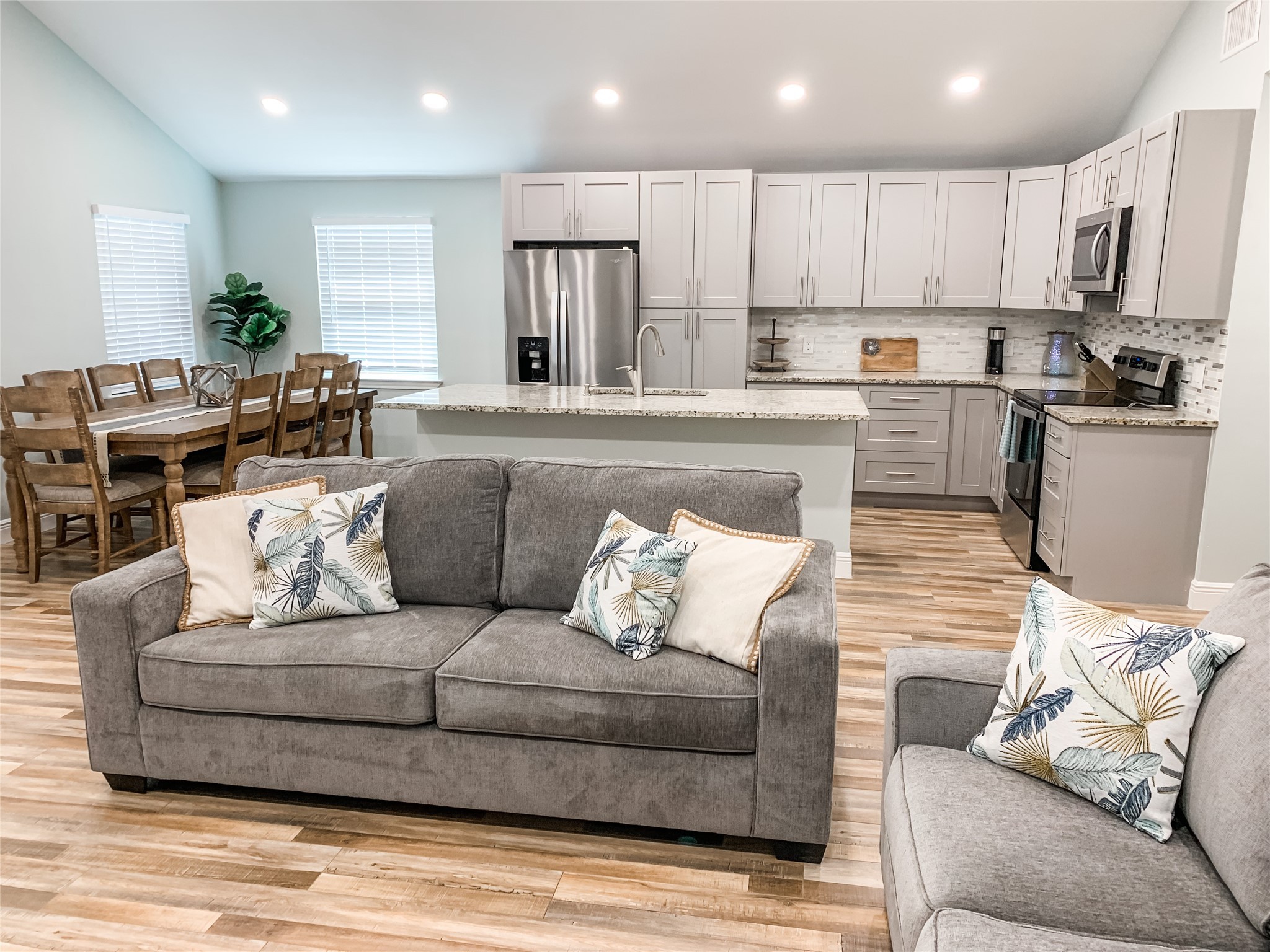 246 Seagull Road Sargent, TX 77414 - Photo 4 of 25 a living room with furniture and kitchen view