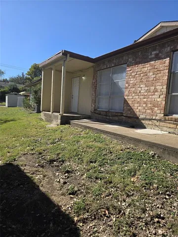 a front view of house with yard