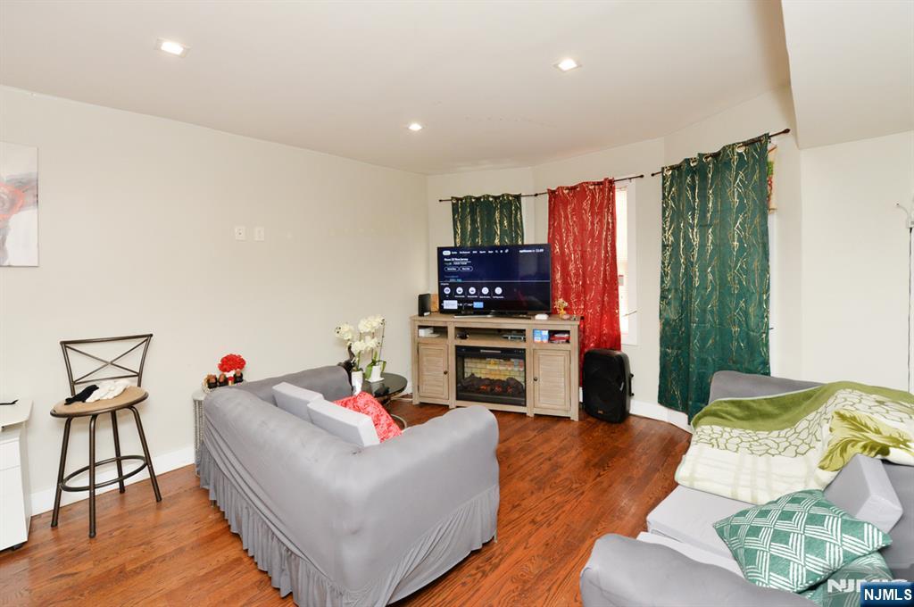 135 Scheerer Avenue Newark, NJ 07112 - Photo 5 of 34