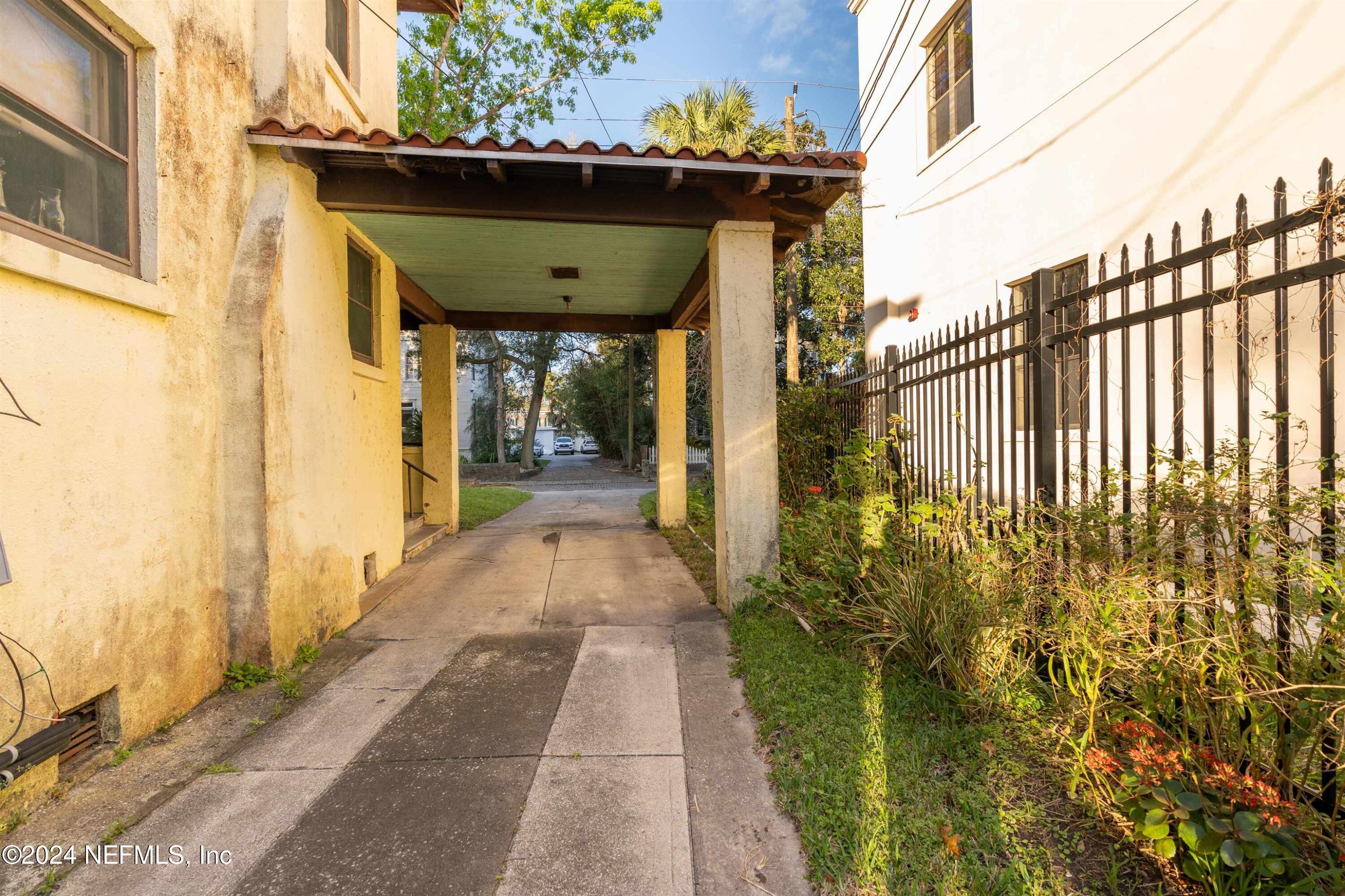 271 St George Street St. Augustine, FL 32084 - Photo 5 of 21 a view of a pathway of a building