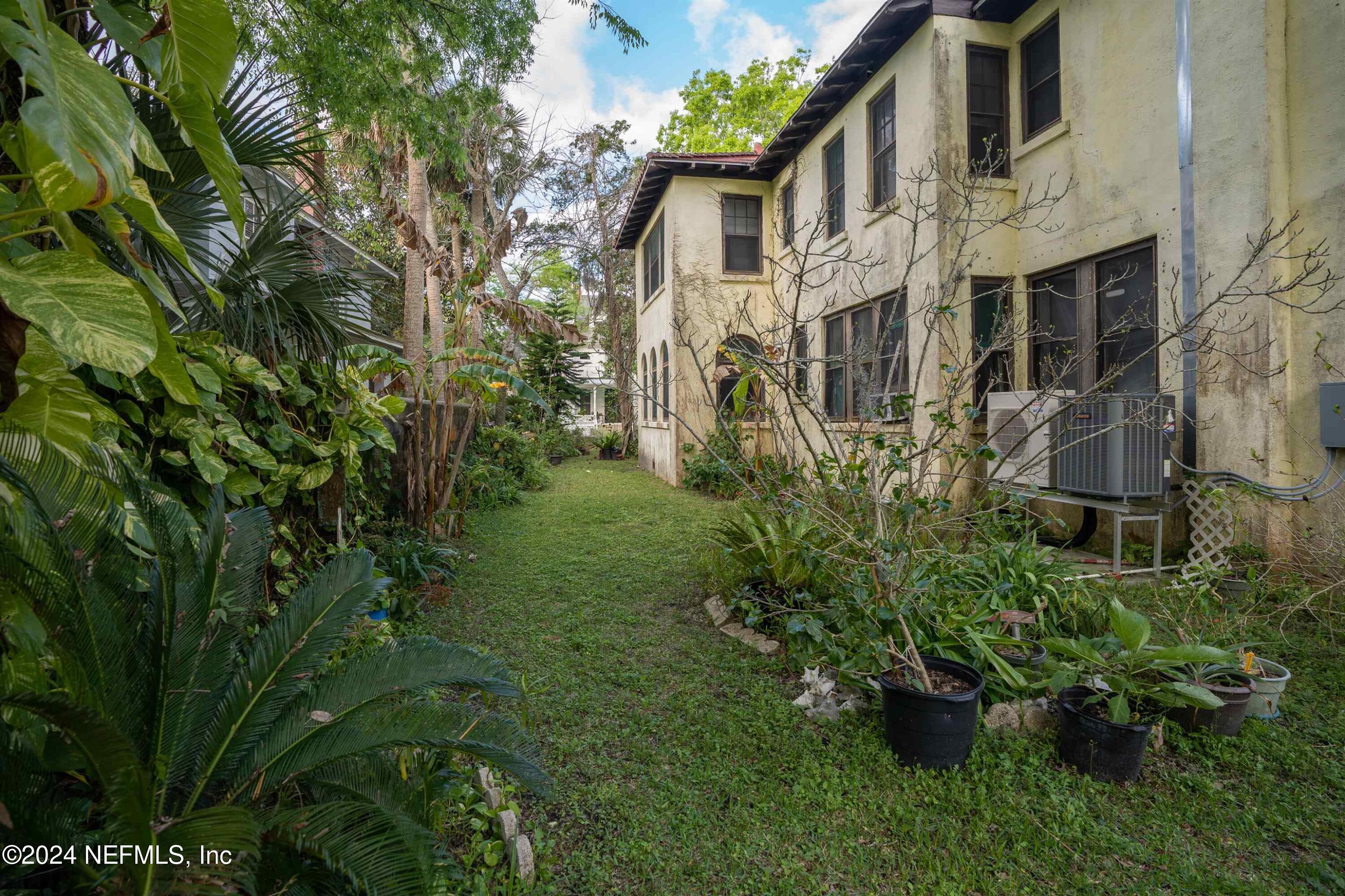 271 St George Street St. Augustine, FL 32084 - Photo 6 of 21 a view of a yard in front of a brick building