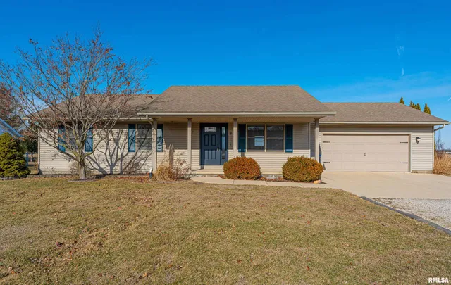 $215,000 | 811 West Monroe Street, Athens, IL 62613