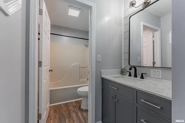 $215,000 | 811 West Monroe Street, Athens, IL 62613